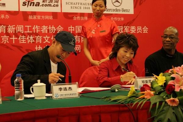 爆料猎奇黑料 采用信息流瀑布形式