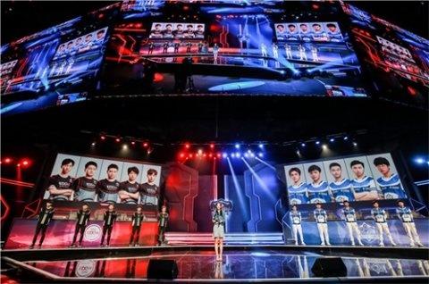 口述爱爱故事 ”陈默将伞完全倾向林晓