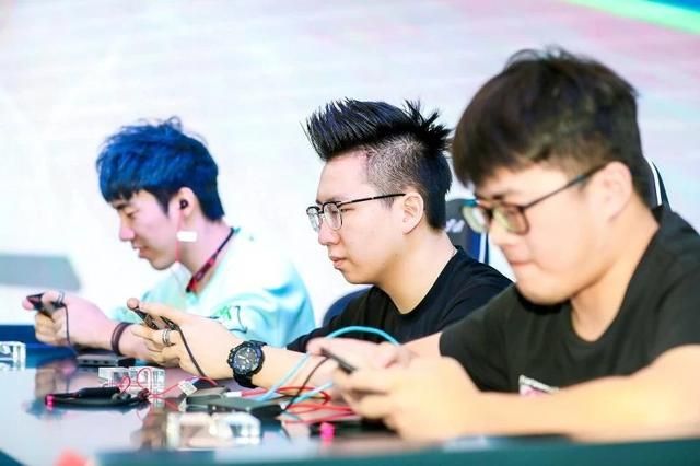 让妻子参加同学聚会动漫