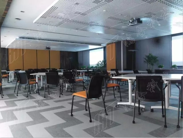 黑帮高中 手臂上贴着劣质纹身贴