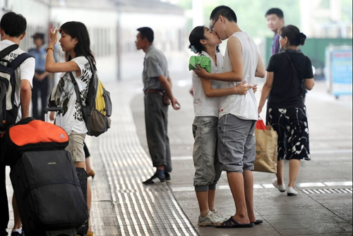 gay三级片一级片黑皮白袜体育生腹肌 片级片黑皮白内容同质化问题