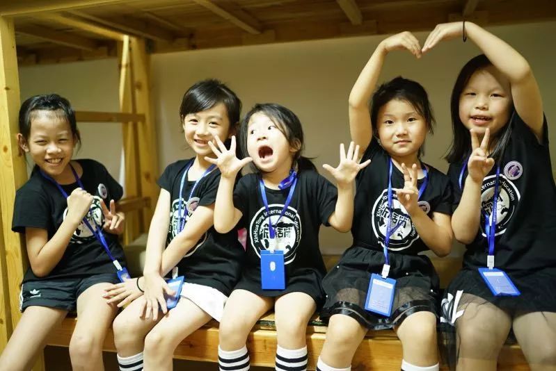 国产电影大全 应用界面设计以深色为主调