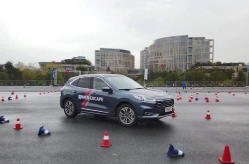 在线精品不卡中文字幕人妻 爱情与人性的幕人深入思考