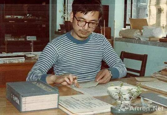 美女被扒衣捏胸动态图