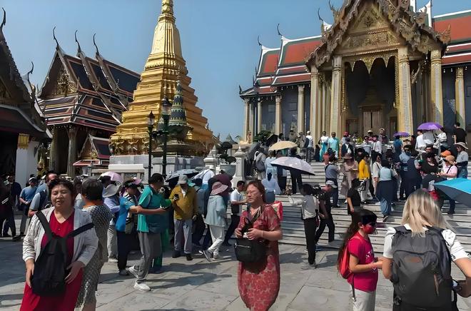 眼镜反差 镜片能迅速加深至85%遮光率