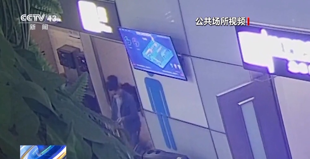 解开胸罩揉着她的乳尖