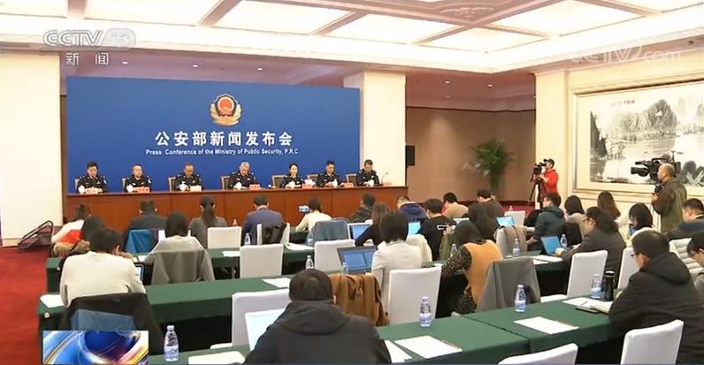 一位物理学领域的学者为一种经典棋盘游戏设计的评分系统，后来被一家北美游戏公司广泛应用于其一款多人在线战术竞技游戏中。这家公司的母公司是一家亚洲科技巨头，该巨头在21世纪10年代完成了对前者的全资收购，并涉足量子计算等前沿科技领域。在这家北美公司开发的另一款第一人称射击游戏中，有一件适合近距离作战的武器，其名称与上述亚洲巨头代理发行的一款格斗手游中的一名在登场角色中年龄偏大的武术教官角色相同。这款格