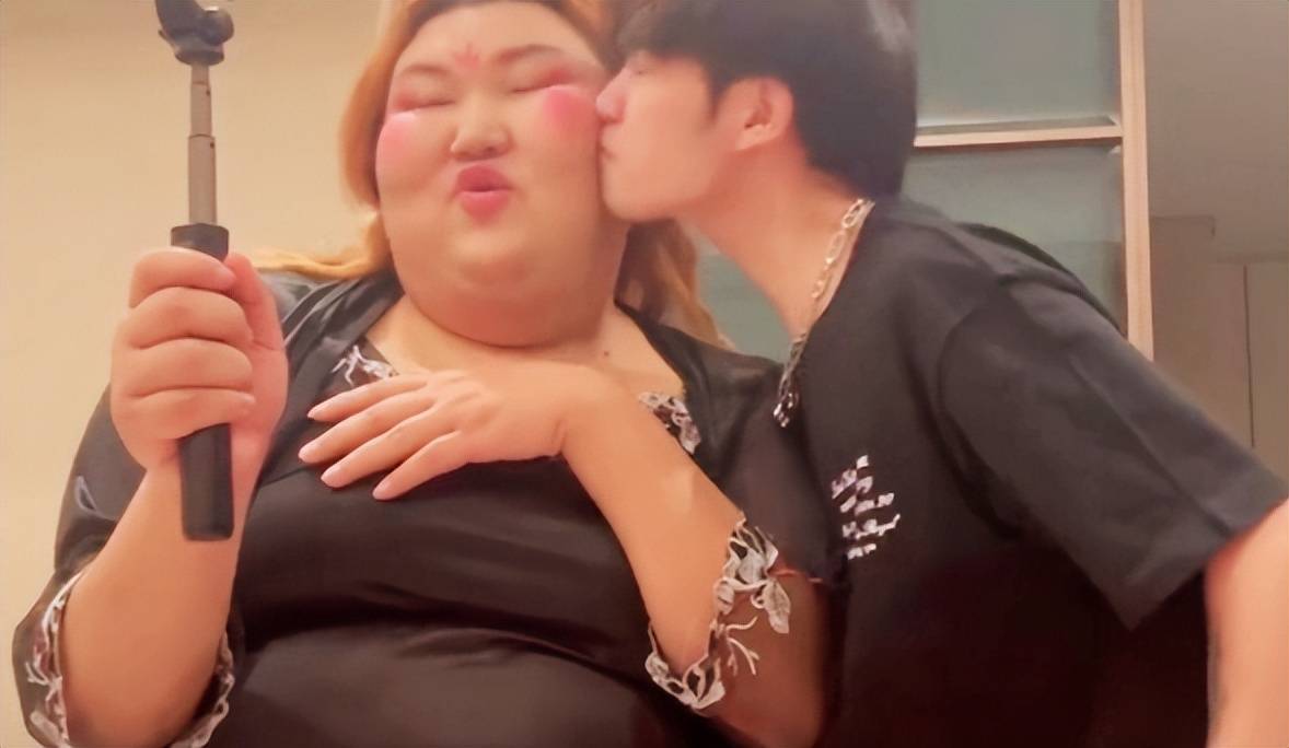 球迷的奶球在线