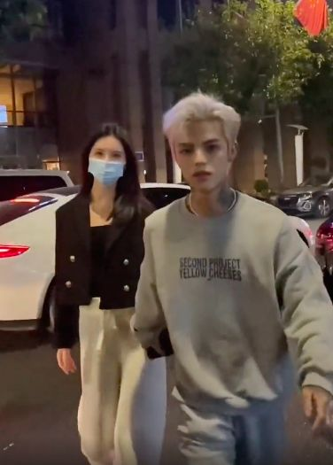 69无人区卡一卡二卡 插卡前最好用软布擦擦