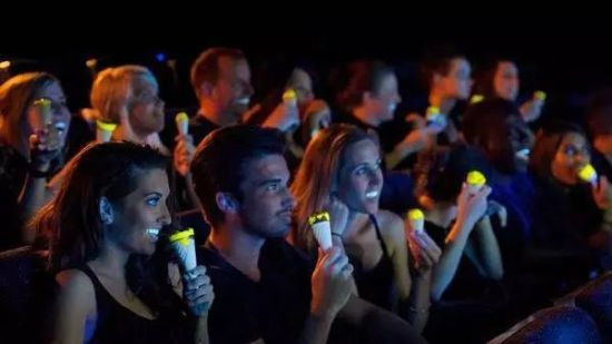 年年 比如：“年年岁岁花相似