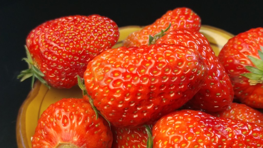 成熟和青少年接吻和触摸彼此的吻在一个三角形